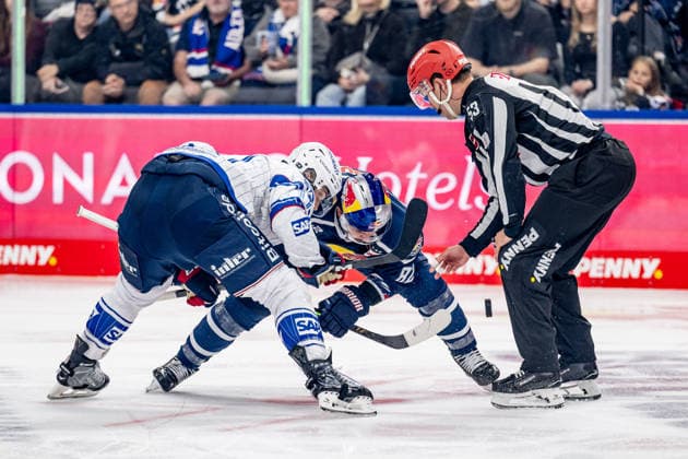 Linesperson Joshua Roemer fuehrt ein Bully Faceoff aus zwischen Kristian Reichel (Adler Mannheim, 11) und Chris DeSousa (EHC Red Bull Muenchen, 82) GER, EHC Red Bull Muenchen vs. Adler Mannheim, Eishockey, DEL, Saison 2026 2027, 1. Spieltag, 18.09.2026. Foto: HMB Media Heike Feiner Copyright: HMBxMedia HeikexFeiner