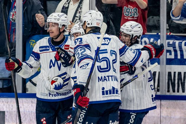 Die Mannheimer bejubeln mit Max Calce (Adler Mannheim, 39) dessen Tor zum 3:2 - Anschluss GER, EHC Red Bull Muenchen vs. Adler Mannheim, Eishockey, DEL, Saison 2026 2027, 1. Spieltag, 18.09.2026. Foto: HMB Media Heike Feiner Copyright: HMBxMedia HeikexFeiner