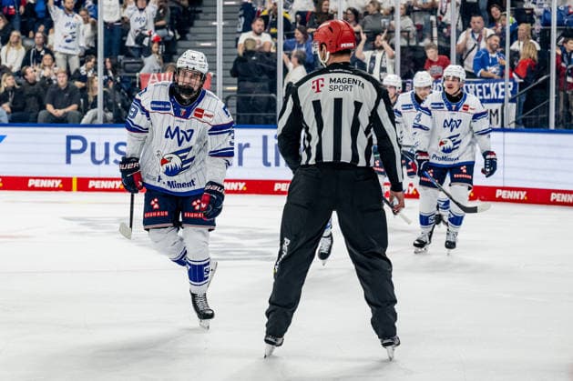 Max Calce (Adler Mannheim, 39) bei der Rueckkehr zur Bank nach seinem Tor zum 3:2 - Anschluss GER, EHC Red Bull Muenchen vs. Adler Mannheim, Eishockey, DEL, Saison 2026 2027, 1. Spieltag, 18.09.2026. Foto: HMB Media Heike Feiner Copyright: HMBxMedia HeikexFeiner