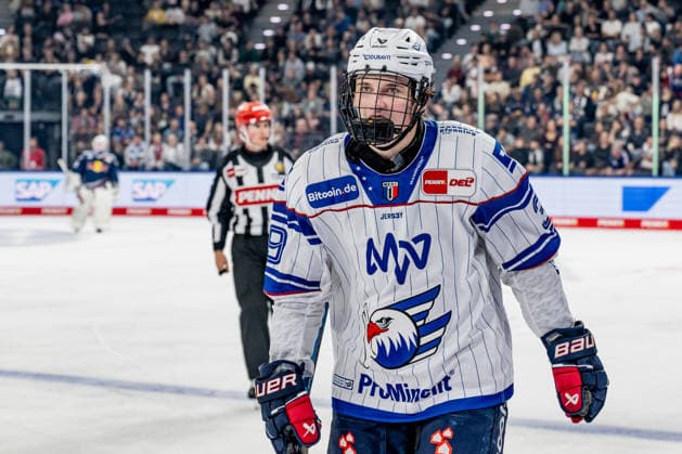 Max Calce (Adler Mannheim, 39) bei der Rueckkehr zur Bank nach seinem Tor zum 3:2 - Anschluss GER, EHC Red Bull Muenchen vs. Adler Mannheim, Eishockey, DEL, Saison 2026 2027, 1. Spieltag, 18.09.2026. Foto: HMB Media Heike Feiner Copyright: HMBxMedia HeikexFeiner