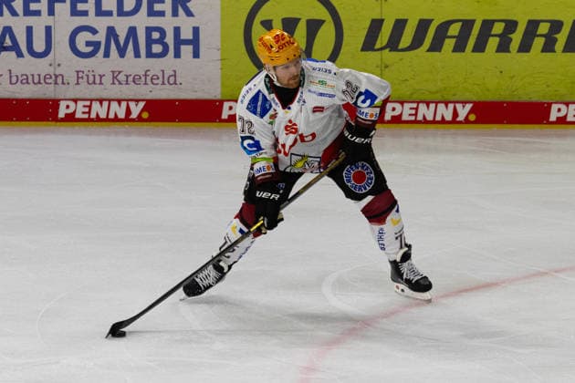 Krefeld, Deutschland 18. September 2026: PENNY DEL - 2026 2027 - Sp. 1 - Krefeld Pinguine gegen Fischtown Pinguins Bremerhaven Im Bild: Phillip Bruggisser (Pinguins) mit Puck YAYLA ARENA Nordrhein Westfalen Copyright: xFotostandx xGoertzx