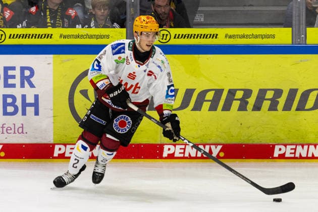 Krefeld, Deutschland 18. September 2026: PENNY DEL - 2026 2027 - Sp. 1 - Krefeld Pinguine gegen Fischtown Pinguins Bremerhaven Im Bild: Akito Hirose (Pinguins) mit Puck YAYLA ARENA Nordrhein Westfalen Copyright: xFotostandx xGoertzx