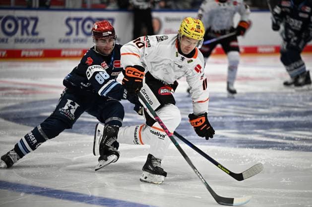 (v.l.n.r.) Kyle Platzer (Schwenninger Wild Wings) 88 Brandon Biro (Loewen Frankfurt 10) Schwenninger Wild Wings gegen Loewen Frankfurt, DEL, Hauptrunde, Spiel 1, Saison 2026 2027, 20260918 Schwenninger Wild Wings gegen Loewen Frankfurt, DEL, Hauptrunde, Spiel 1, Saison 2026 2027, 20260918 Schwenningen Copyright: xEibner-Pressefoto SvenxLaeglerx EP_SVL