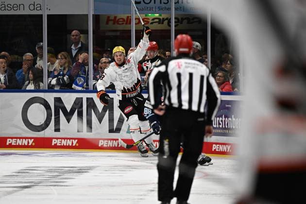 Jubel bei Eric Uba (Loewen Frankfurt 18) Schwenninger Wild Wings gegen Loewen Frankfurt, DEL, Hauptrunde, Spiel 1, Saison 2026 2027, 20260918 Schwenninger Wild Wings gegen Loewen Frankfurt, DEL, Hauptrunde, Spiel 1, Saison 2026 2027, 20260918 Schwenningen Copyright: xEibner-Pressefoto SvenxLaeglerx EP_SVL