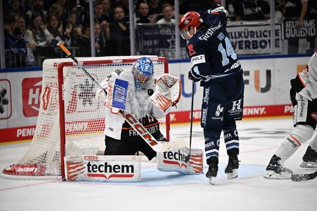 (v.l.n.r.) Adam Scheel (Loewen Frankfurt 31) Curtis Valk (Schwenninger Wild Wings) Schwenninger Wild Wings gegen Loewen Frankfurt, DEL, Hauptrunde, Spiel 1, Saison 2026 2027, 20260918 Schwenninger Wild Wings gegen Loewen Frankfurt, DEL, Hauptrunde, Spiel 1, Saison 2026 2027, 20260918 Schwenningen Copyright: xEibner-Pressefoto SvenxLaeglerx EP_SVL