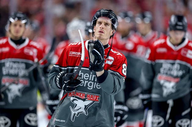 18.09.2026, Eishockey, DEL, Kölner Haie - Grizzlys Wolfsburg, 1.Spieltag, Saison 2026 27, Lanxess-Arena Köln: 18.09.2026, Eishockey, DEL, Kölner Haie - Grizzlys Wolfsburg, 1.Spieltag, Saison 2026 27, Lanxess-Arena Köln: Enttäuschte Gesichter nach der 4:8 Niederlage Gregor MacLeod (Koelner Haie 89) bedankt sich bei den Zuschauern Nordrhein-Westfalen Deutschland