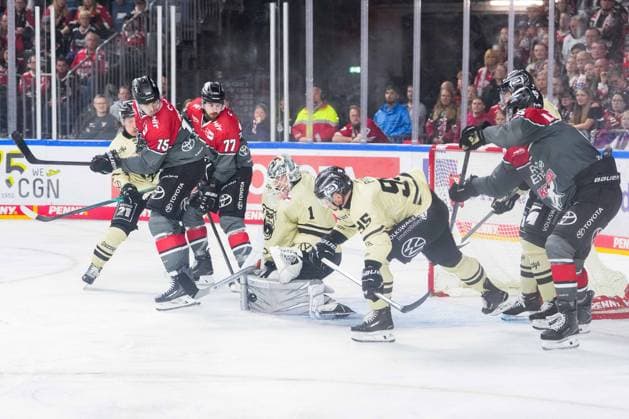 Eishockey Penny-DEL 1.Spieltag Kölner Haie - Grizzlys Wolfsburg am 18.09.2026 in der Lanxess Arena in Köln Dustin Strahlmeier ( Wolfsburg ), mitte - wehrt einen Kölner torschuss erfolgreich mit dem Schoner ab Gemäß den Vorgaben der DEL Deutsche Eishockey Liga ist die Publikation und Weiterverwertung der Aufnahmen in elektronischen Medien und Endgeräten aller Art während des laufenden Spiels nicht zulässig.
