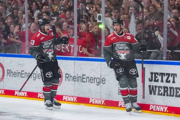 Eishockey Penny-DEL 1.Spieltag Kölner Haie - Grizzlys Wolfsburg am 18.09.2026 in der Lanxess Arena in Köln Marcel Noebels ( Köln ), rechts bejubelt mit Patrick Russell ( Köln ), links seinen Treffer zum 4:6 Gemäß den Vorgaben der DEL Deutsche Eishockey Liga ist die Publikation und Weiterverwertung der Aufnahmen in elektronischen Medien und Endgeräten aller Art während des laufenden Spiels nicht zulässig.