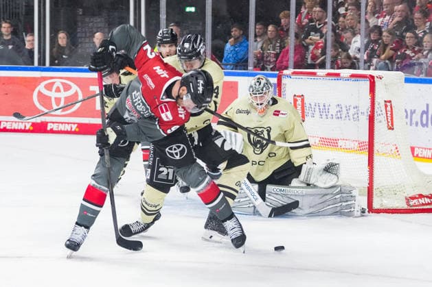 Eishockey Penny-DEL 1.Spieltag Kölner Haie - Grizzlys Wolfsburg am 18.09.2026 in der Lanxess Arena in Köln Marcel Noebels ( Köln ), vorne - versucht sich vor dem Wolfsburger Tor durchzusetzen Gemäß den Vorgaben der DEL Deutsche Eishockey Liga ist die Publikation und Weiterverwertung der Aufnahmen in elektronischen Medien und Endgeräten aller Art während des laufenden Spiels nicht zulässig.