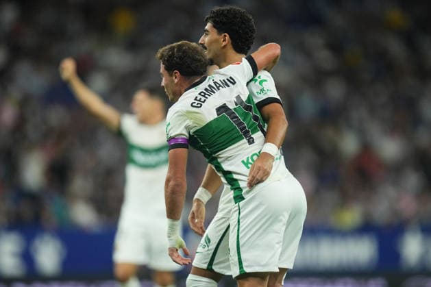 ESP: RCD Espanyol - Elche CF. La Liga EA Sports. Macthday 7 German Valera and Roy Revivo of Elche CF celebrating the 0-2 during the La Liga EA Sports match between RCD Espanyol and Elche CF played at RCDE Stadium on September 18, 2026 in Barcelona, Spain. kpng Copyright: xBaguxBlancox xPRESSINPHOTOx PS_2627_ESP_ELC_RAC_005