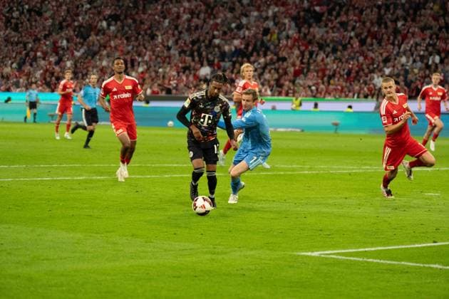 18.09.2026: Fußball: FC Bayern München - Union Berlin, 4. Spieltag der 1. Bundesliga in der Allianz Arena in München Torschuss Michael Olise (FC Bayern Munchen, 17) zum 6:0. WICHTIGER HINWEIS: Gemäß den Vorgaben der DFL und des DFB ist es untersagt, in dem Stadion und oder vom Spiel angefertigte Fotoaufnahmen in Form von Sequenzbildern und oder videoähnlichen Fotostrecken zu verwerten bzw. verwerten zu lassen. Copyright: xJamesxZabelx