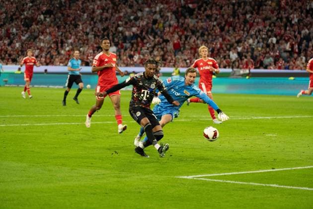18.09.2026: Fußball: FC Bayern München - Union Berlin, 4. Spieltag der 1. Bundesliga in der Allianz Arena in München Torschuss Michael Olise (FC Bayern Munchen, 17) zum 6:0. WICHTIGER HINWEIS: Gemäß den Vorgaben der DFL und des DFB ist es untersagt, in dem Stadion und oder vom Spiel angefertigte Fotoaufnahmen in Form von Sequenzbildern und oder videoähnlichen Fotostrecken zu verwerten bzw. verwerten zu lassen. Copyright: xJamesxZabelx