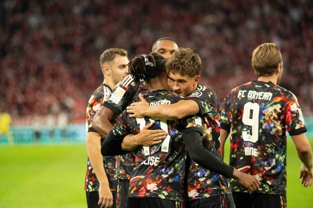 18.09.2026: Fußball: FC Bayern München - Union Berlin, 4. Spieltag der 1. Bundesliga in der Allianz Arena in München Torsjubel Michael Olise (FC Bayern Munchen, 17) und Tom Bischof (FC Bayern Munchen, 8) zum 6:0. WICHTIGER HINWEIS: Gemäß den Vorgaben der DFL und des DFB ist es untersagt, in dem Stadion und oder vom Spiel angefertigte Fotoaufnahmen in Form von Sequenzbildern und oder videoähnlichen Fotostrecken zu verwerten bzw. verwerten zu lassen. Copyright: xJamesxZabelx