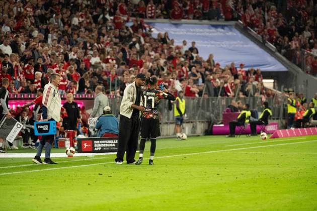 18.09.2026: Fußball: FC Bayern München - Union Berlin, 4. Spieltag der 1. Bundesliga in der Allianz Arena in München Gespräch Vincent Kompany (Trainer, FC Bayern Munchen) und Michael Olise (FC Bayern Munchen, 17) beim Stand von 5:0. WICHTIGER HINWEIS: Gemäß den Vorgaben der DFL und des DFB ist es untersagt, in dem Stadion und oder vom Spiel angefertigte Fotoaufnahmen in Form von Sequenzbildern und oder videoähnlichen Fotostrecken zu verwerten bzw. verwerten zu lassen. Copyright: xJamesxZabelx