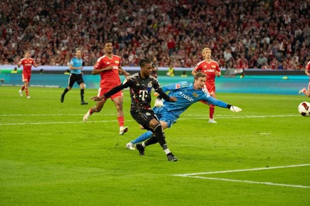18.09.2026: Fußball: FC Bayern München - Union Berlin, 4. Spieltag der 1. Bundesliga in der Allianz Arena in München Torschuss Michael Olise (FC Bayern Munchen, 17) zum 6:0. WICHTIGER HINWEIS: Gemäß den Vorgaben der DFL und des DFB ist es untersagt, in dem Stadion und oder vom Spiel angefertigte Fotoaufnahmen in Form von Sequenzbildern und oder videoähnlichen Fotostrecken zu verwerten bzw. verwerten zu lassen. Copyright: xJamesxZabelx