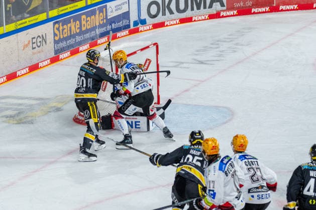 Adam Payerl (Krefeld Pinguine, 90) im Clinch mit Vladimir Eminger (Fischtown Pinguins Bremerhaven, 22) Krefeld Pinguine vs. Pinguins Bremerhaven, Eishockey, PENNY DEL, 1. Spieltag, Spielzeit 2026 2027, 18.09.2026 Krefeld Pinguine vs. Pinguins Bremerhaven, Eishockey, PENNY DEL, 1. Spieltag, Spielzeit 2026 2027, 18.09.2026 Krefeld Copyright: xEibner-Pressefoto LukasxBaldygax EP_LBA