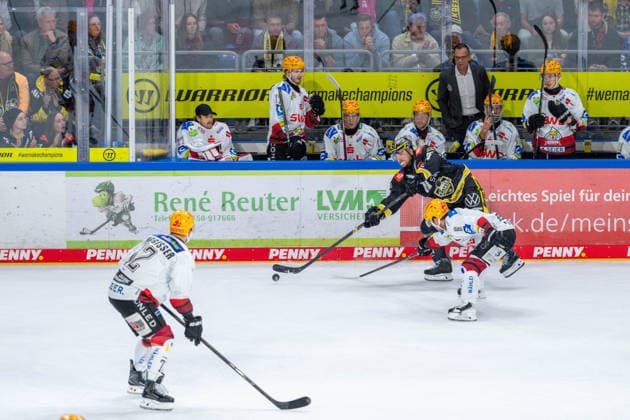 Zack Dybowski (Krefeld Pinguine, 44) mit einem Pass, Parker Tuomie (Fischtown Pinguins Bremerhaven, 06) stochert Krefeld Pinguine vs. Pinguins Bremerhaven, Eishockey, PENNY DEL, 1. Spieltag, Spielzeit 2026 2027, 18.09.2026 Krefeld Pinguine vs. Pinguins Bremerhaven, Eishockey, PENNY DEL, 1. Spieltag, Spielzeit 2026 2027, 18.09.2026 Krefeld Copyright: xEibner-Pressefoto LukasxBaldygax EP_LBA