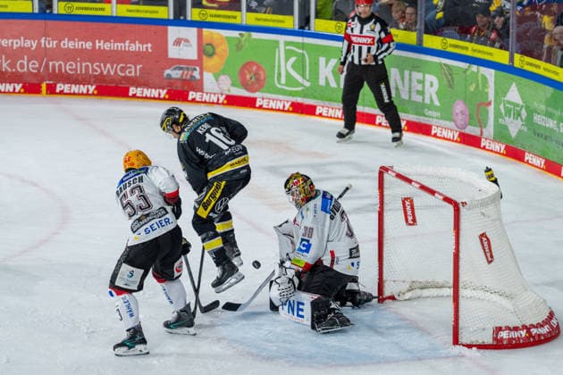 Maxim RAusch (Fischtown Pinguins Bremerhaven, 53), Tanner Kero (Krefeld Pinguine, 16) mit einem Torschuss, Kristers Gudlevskis (Fischtown Pinguins Bremerhaven, 30) haelt Krefeld Pinguine vs. Pinguins Bremerhaven, Eishockey, PENNY DEL, 1. Spieltag, Spielzeit 2026 2027, 18.09.2026 Krefeld Pinguine vs. Pinguins Bremerhaven, Eishockey, PENNY DEL, 1. Spieltag, Spielzeit 2026 2027, 18.09.2026 Krefeld Copyright: xEibner-Pressefoto LukasxBaldygax EP_LBA