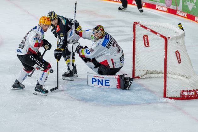 Maxim RAusch (Fischtown Pinguins Bremerhaven, 53), Tanner Kero (Krefeld Pinguine, 16) mit einem Torschuss, Kristers Gudlevskis (Fischtown Pinguins Bremerhaven, 30) haelt Krefeld Pinguine vs. Pinguins Bremerhaven, Eishockey, PENNY DEL, 1. Spieltag, Spielzeit 2026 2027, 18.09.2026 Krefeld Pinguine vs. Pinguins Bremerhaven, Eishockey, PENNY DEL, 1. Spieltag, Spielzeit 2026 2027, 18.09.2026 Krefeld Copyright: xEibner-Pressefoto LukasxBaldygax EP_LBA