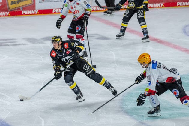 Daniel Bruch (Krefeld Pinguine, 26) treibt den Puck verfolgt von Roman Kechter (Fischtown Pinguins Bremerhaven, 10) Krefeld Pinguine vs. Pinguins Bremerhaven, Eishockey, PENNY DEL, 1. Spieltag, Spielzeit 2026 2027, 18.09.2026 Krefeld Pinguine vs. Pinguins Bremerhaven, Eishockey, PENNY DEL, 1. Spieltag, Spielzeit 2026 2027, 18.09.2026 Krefeld Copyright: xEibner-Pressefoto LukasxBaldygax EP_LBA