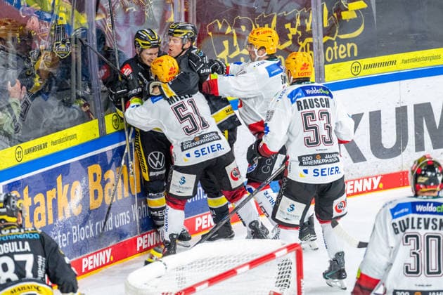 Mathew Santos (Krefeld Pinguine, 95) wird von Andy Miele (Fischtown Pinguins Bremerhaven, 51) an die Bande gedrueckt, Tim Schuetz (Krefeld Pinguine, 38) im Zweikampf mit C.J Smith (Fischtown Pinguins Bremerhaven, 19),Maxim RAusch (Fischtown Pinguins Bremerhaven, 53) Krefeld Pinguine vs. Pinguins Bremerhaven, Eishockey, PENNY DEL, 1. Spieltag, Spielzeit 2026 2027, 18.09.2026 Krefeld Pinguine vs. Pinguins Bremerhaven, Eishockey, PENNY DEL, 1. Spieltag, Spielzeit 2026 2027, 18.09.2026 Krefeld Copyright: xEibner-Pressefoto LukasxBaldygax EP_LBA