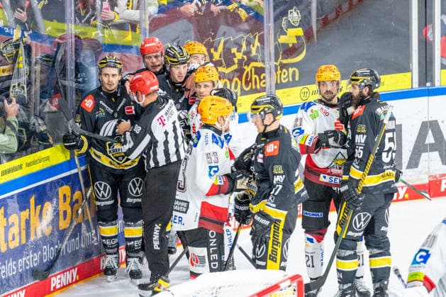 Mathew Santos (Krefeld Pinguine, 95) wird vom Schiedrsichter in Schutz genommen, Rudelbildung nach einem Foul, Tim Schuetz (Krefeld Pinguine, 38), Maxim RAusch (Fischtown Pinguins Bremerhaven, 53), Philip Gogulla (Krefeld Pinguine, 87), Nico Kraemmer (Fischtown Pinguins Bremerhaven, 21), Davis Vandane (Krefeld Pinguine, 55) Krefeld Pinguine vs. Pinguins Bremerhaven, Eishockey, PENNY DEL, 1. Spieltag, Spielzeit 2026 2027, 18.09.2026 Krefeld Pinguine vs. Pinguins Bremerhaven, Eishockey, PENNY DEL, 1. Spieltag, Spielzeit 2026 2027, 18.09.2026 Krefeld Copyright: xEibner-Pressefoto LukasxBaldygax EP_LBA