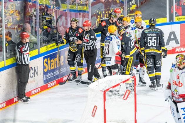 Mathew Santos (Krefeld Pinguine, 95) wird vom Schiedrsichter in Schutz genommen, Rudelbildung nach einem Foul, Tim Schuetz (Krefeld Pinguine, 38), Maxim RAusch (Fischtown Pinguins Bremerhaven, 53), Philip Gogulla (Krefeld Pinguine, 87), Nico Kraemmer (Fischtown Pinguins Bremerhaven, 21), Davis Vandane (Krefeld Pinguine, 55) Krefeld Pinguine vs. Pinguins Bremerhaven, Eishockey, PENNY DEL, 1. Spieltag, Spielzeit 2026 2027, 18.09.2026 Krefeld Pinguine vs. Pinguins Bremerhaven, Eishockey, PENNY DEL, 1. Spieltag, Spielzeit 2026 2027, 18.09.2026 Krefeld Copyright: xEibner-Pressefoto LukasxBaldygax EP_LBA