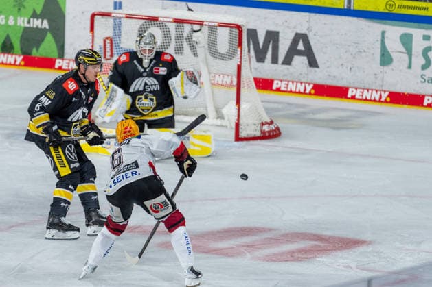 Parker Tuomie (Fischtown Pinguins Bremerhaven, 06) mit einem Schuss im Zweikampf mit Philip Gogulla (Krefeld Pinguine, 87) Krefeld Pinguine vs. Pinguins Bremerhaven, Eishockey, PENNY DEL, 1. Spieltag, Spielzeit 2026 2027, 18.09.2026 Krefeld Pinguine vs. Pinguins Bremerhaven, Eishockey, PENNY DEL, 1. Spieltag, Spielzeit 2026 2027, 18.09.2026 Krefeld Copyright: xEibner-Pressefoto LukasxBaldygax EP_LBA