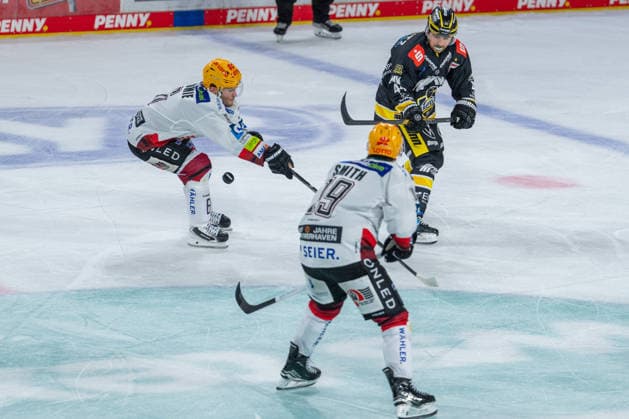 Parker Tuomie (Fischtown Pinguins Bremerhaven, 06) im Zweikampf mit Zack Dybowski (Krefeld Pinguine, 44), C.J Smith (Fischtown Pinguins Bremerhaven, 19) Krefeld Pinguine vs. Pinguins Bremerhaven, Eishockey, PENNY DEL, 1. Spieltag, Spielzeit 2026 2027, 18.09.2026 Krefeld Pinguine vs. Pinguins Bremerhaven, Eishockey, PENNY DEL, 1. Spieltag, Spielzeit 2026 2027, 18.09.2026 Krefeld Copyright: xEibner-Pressefoto LukasxBaldygax EP_LBA