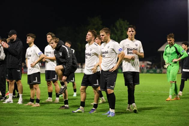 18.09.2026, Fussball, Herren, Saison 2026 2027, Regionalliga Bayern, 10. Spieltag: TSV Buchbach - FC Schweinfurt 05 Bediente Schweinfurter nach Abpfiff vor den Fans Buchbach SMR-Arena Bayern Deutschland