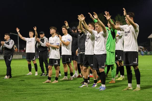 18.09.2026, Fussball, Herren, Saison 2026 2027, Regionalliga Bayern, 10. Spieltag: TSV Buchbach - FC Schweinfurt 05 Die Schweinfurter Mannschaft applaudiert nach Abpfiff vor den Fans Buchbach SMR-Arena Bayern Deutschland