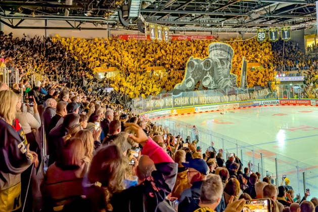 18.09.2026, xkkux, Eishockey, DEL, Krefeld Pinguine - Fischtown Pinguins Bremerhaven , 1.Spieltag, Saison 2026 27, YAYLA-Arena Krefeld: Choreografie Choreography Choreo der Fans auf der Tribüne Nordrhein-Westfalen Deutschland