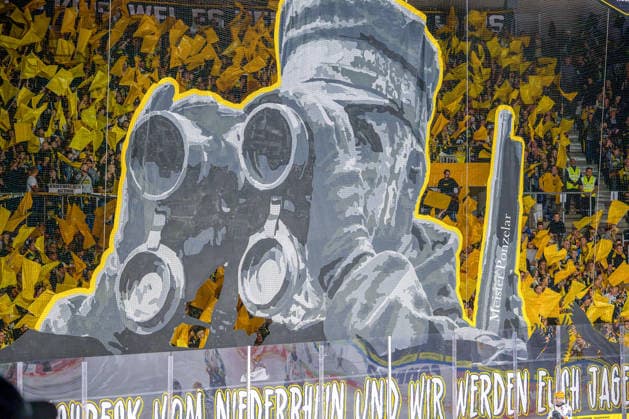 18.09.2026, xkkux, Eishockey, DEL, Krefeld Pinguine - Fischtown Pinguins Bremerhaven , 1.Spieltag, Saison 2026 27, YAYLA-Arena Krefeld: Choreografie Choreography Choreo der Fans auf der Tribüne Nordrhein-Westfalen Deutschland