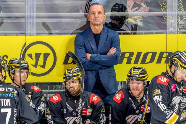 18.09.2026, xkkux, Eishockey, DEL, Krefeld Pinguine - Fischtown Pinguins Bremerhaven , 1.Spieltag, Saison 2026 27, YAYLA-Arena Krefeld: Cheftrainer Thomas Popiesch (Krefeld Pinguine hc) Nordrhein-Westfalen Deutschland
