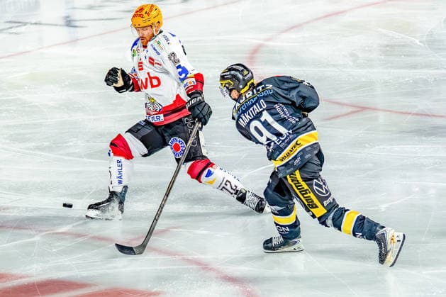 18.09.2026, xkkux, Eishockey, DEL, Krefeld Pinguine - Fischtown Pinguins Bremerhaven , 1.Spieltag, Saison 2026 27, YAYLA-Arena Krefeld: Phillip Bruggisser (Fischtown Pinguins 72) im Zweikampf gegen Roope Mäkitalo (Krefeld Pinguine 91) Nordrhein-Westfalen Deutschland
