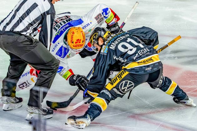 18.09.2026, xkkux, Eishockey, DEL, Krefeld Pinguine - Fischtown Pinguins Bremerhaven , 1.Spieltag, Saison 2026 27, YAYLA-Arena Krefeld: Christian Wejse (Fischtown Pinguins 65) im Zweikampf gegen Roope Mäkitalo (Krefeld Pinguine 91) um den Bully Nordrhein-Westfalen Deutschland