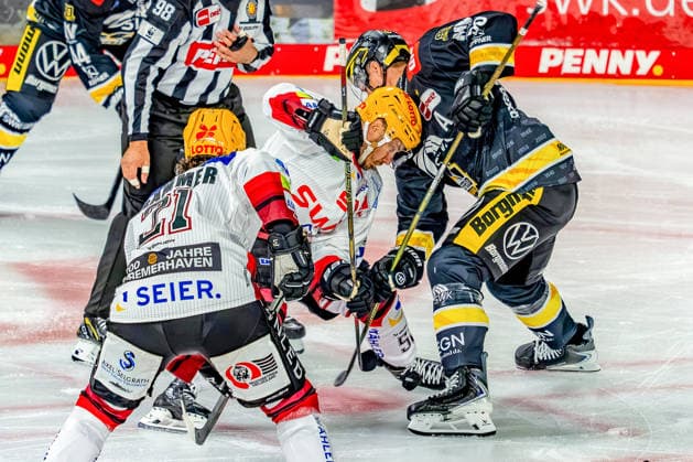 18.09.2026, xkkux, Eishockey, DEL, Krefeld Pinguine - Fischtown Pinguins Bremerhaven , 1.Spieltag, Saison 2026 27, YAYLA-Arena Krefeld: Andy Miele (Fischtown Pinguins 51) im Zweikampf gegen Adam Payerl (Krefeld Pinguine 90) Nordrhein-Westfalen Deutschland