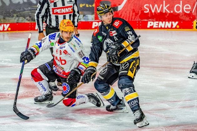 18.09.2026, xkkux, Eishockey, DEL, Krefeld Pinguine - Fischtown Pinguins Bremerhaven , 1.Spieltag, Saison 2026 27, YAYLA-Arena Krefeld: Andy Miele (Fischtown Pinguins 51) im Zweikampf gegen Adam Payerl (Krefeld Pinguine 90) Nordrhein-Westfalen Deutschland