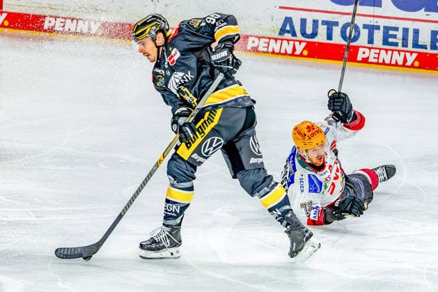 18.09.2026, xkkux, Eishockey, DEL, Krefeld Pinguine - Fischtown Pinguins Bremerhaven , 1.Spieltag, Saison 2026 27, YAYLA-Arena Krefeld: Mathew Santos (Krefeld Pinguine 95) im Zweikampf gegen Phillip Bruggisser (Fischtown Pinguins 72) Nordrhein-Westfalen Deutschland