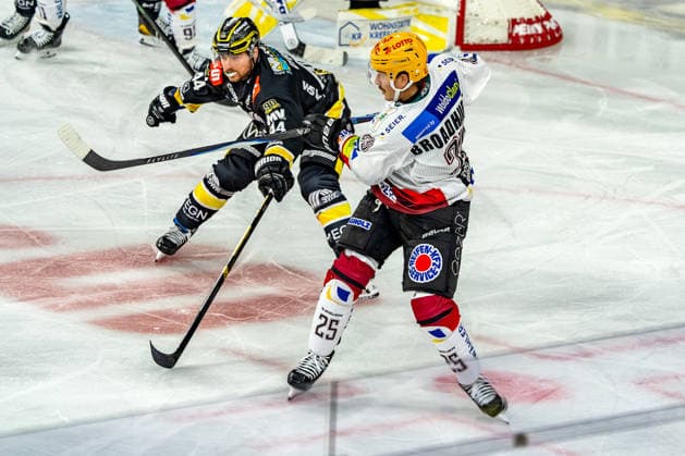 18.09.2026, xkkux, Eishockey, DEL, Krefeld Pinguine - Fischtown Pinguins Bremerhaven , 1.Spieltag, Saison 2026 27, YAYLA-Arena Krefeld: Zack Dybowski (Krefeld Pinguine 44) im Zweikampf gegen Alex Broadhurst (Fischtown Pinguins 25) Nordrhein-Westfalen Deutschland