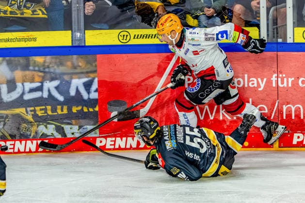 18.09.2026, xkkux, Eishockey, DEL, Krefeld Pinguine - Fischtown Pinguins Bremerhaven , 1.Spieltag, Saison 2026 27, YAYLA-Arena Krefeld: Andy Miele (Fischtown Pinguins 51) im Zweikampf gegen Davis Vandane (Krefeld Pinguine 55) Nordrhein-Westfalen Deutschland