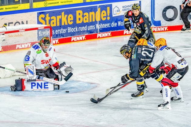 18.09.2026, xkkux, Eishockey, DEL, Krefeld Pinguine - Fischtown Pinguins Bremerhaven , 1.Spieltag, Saison 2026 27, YAYLA-Arena Krefeld: Goalie Kristers Gudlevskis (Fischtown Pinguins 30) verteidigt das Tor gegen C.J. Suess (Krefeld Pinguine 27) Nordrhein-Westfalen Deutschland