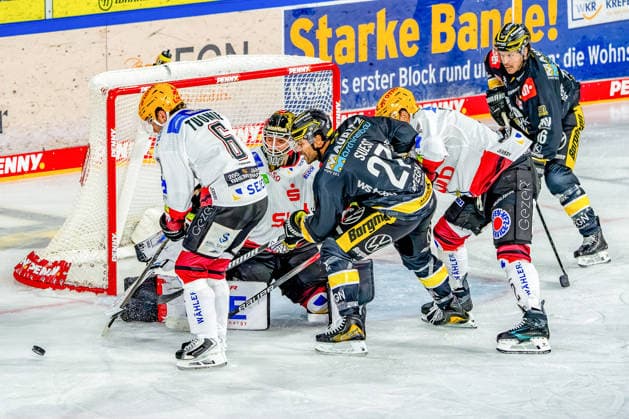 18.09.2026, xkkux, Eishockey, DEL, Krefeld Pinguine - Fischtown Pinguins Bremerhaven , 1.Spieltag, Saison 2026 27, YAYLA-Arena Krefeld: Goalie Kristers Gudlevskis (Fischtown Pinguins 30) verteidigt das Tor gegen C.J. Suess (Krefeld Pinguine 27) Nordrhein-Westfalen Deutschland