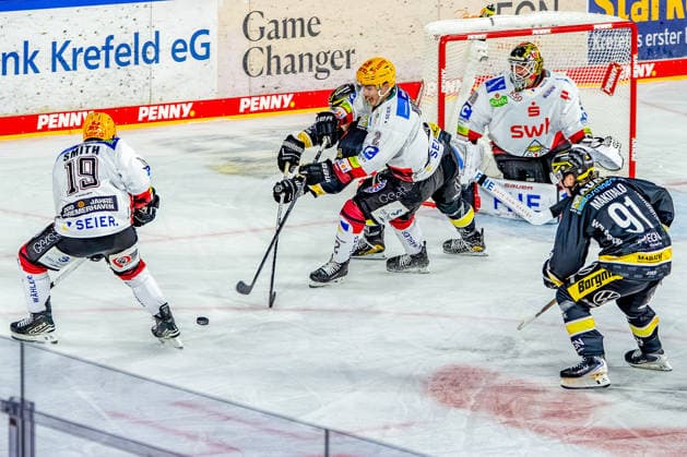 18.09.2026, xkkux, Eishockey, DEL, Krefeld Pinguine - Fischtown Pinguins Bremerhaven , 1.Spieltag, Saison 2026 27, YAYLA-Arena Krefeld: C.J. Smith (Fischtown Pinguins 19) Akito Hirose (Fischtown Pinguins 02) Roope Mäkitalo (Krefeld Pinguine 91) Nordrhein-Westfalen Deutschland