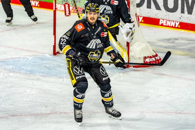 18.09.2026, xkkux, Eishockey, DEL, Krefeld Pinguine - Fischtown Pinguins Bremerhaven , 1.Spieltag, Saison 2026 27, YAYLA-Arena Krefeld: Oliver Mebus (Krefeld Pinguine 22) Nordrhein-Westfalen Deutschland