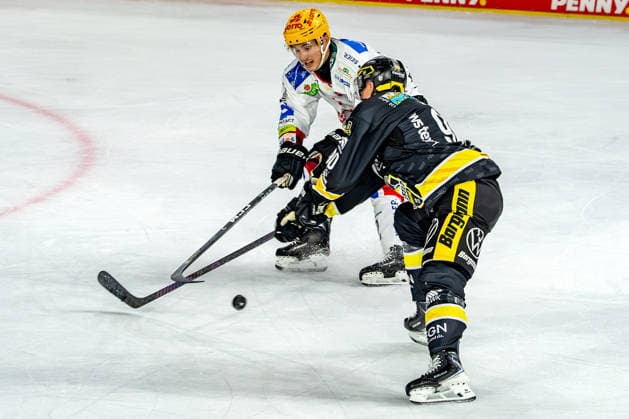 18.09.2026, xkkux, Eishockey, DEL, Krefeld Pinguine - Fischtown Pinguins Bremerhaven , 1.Spieltag, Saison 2026 27, YAYLA-Arena Krefeld: Akito Hirose (Fischtown Pinguins 02) im Zweikampf gegen Adam Payerl (Krefeld Pinguine 90) Nordrhein-Westfalen Deutschland