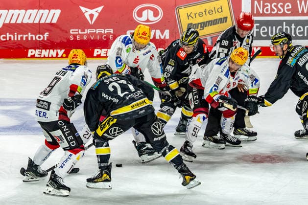 18.09.2026, xkkux, Eishockey, DEL, Krefeld Pinguine - Fischtown Pinguins Bremerhaven , 1.Spieltag, Saison 2026 27, YAYLA-Arena Krefeld: C.J. Smith (Fischtown Pinguins 19) Nico Krämmer (Fischtown Pinguins 21) Andy Miele (Fischtown Pinguins 51) im Zweikampf gegen C.J. Suess (Krefeld Pinguine 27) Alexander Weiß (Krefeld Pinguine 43) Nordrhein-Westfalen Deutschland
