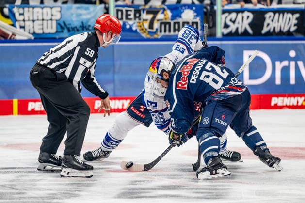 Linesperson Jonas Reinold fuehrt ein Bully Faceoff aus zwischen Patrick Brown (Adler Mannheim, 38) und Chris DeSousa (EHC Red Bull Muenchen, 82) GER, EHC Red Bull Muenchen vs. Adler Mannheim, Eishockey, DEL, Saison 2026 2027, 1. Spieltag, 18.09.2026. Foto: HMB Media Heike Feiner Copyright: HMBxMedia HeikexFeiner
