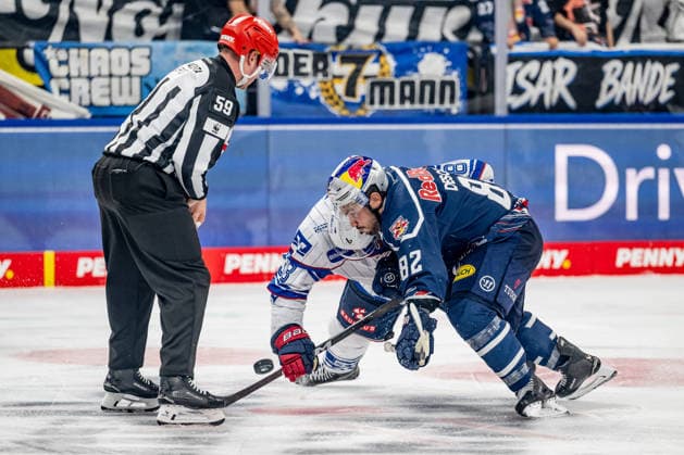 Linesperson Jonas Reinold fuehrt ein Bully Faceoff aus zwischen Patrick Brown (Adler Mannheim, 38) und Chris DeSousa (EHC Red Bull Muenchen, 82) GER, EHC Red Bull Muenchen vs. Adler Mannheim, Eishockey, DEL, Saison 2026 2027, 1. Spieltag, 18.09.2026. Foto: HMB Media Heike Feiner Copyright: HMBxMedia HeikexFeiner