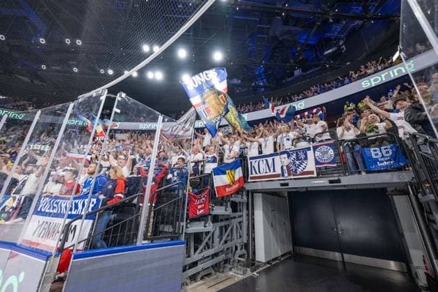 Die Mannheimer Fans nach Spielende im Gaesteblock GER, EHC Red Bull Muenchen vs. Adler Mannheim, Eishockey, DEL, Saison 2026 2027, 1. Spieltag, 18.09.2026. Foto: HMB Media Franz Feiner Copyright: HMBxMedia FranzxFeiner